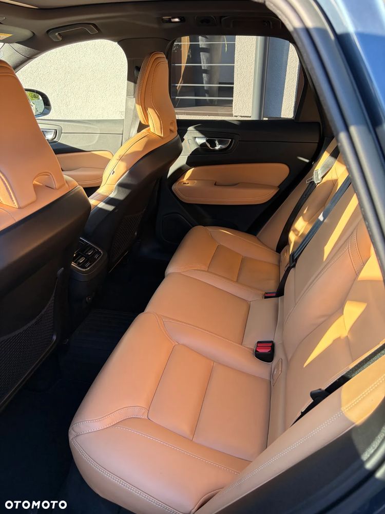 Volvo XC 60 B5 D AWD Ultimate Dark - 6