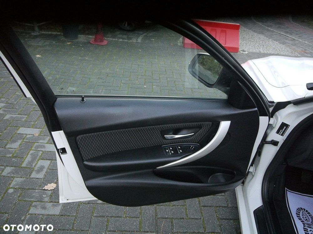 BMW Seria 3 318d Luxury Line - 34