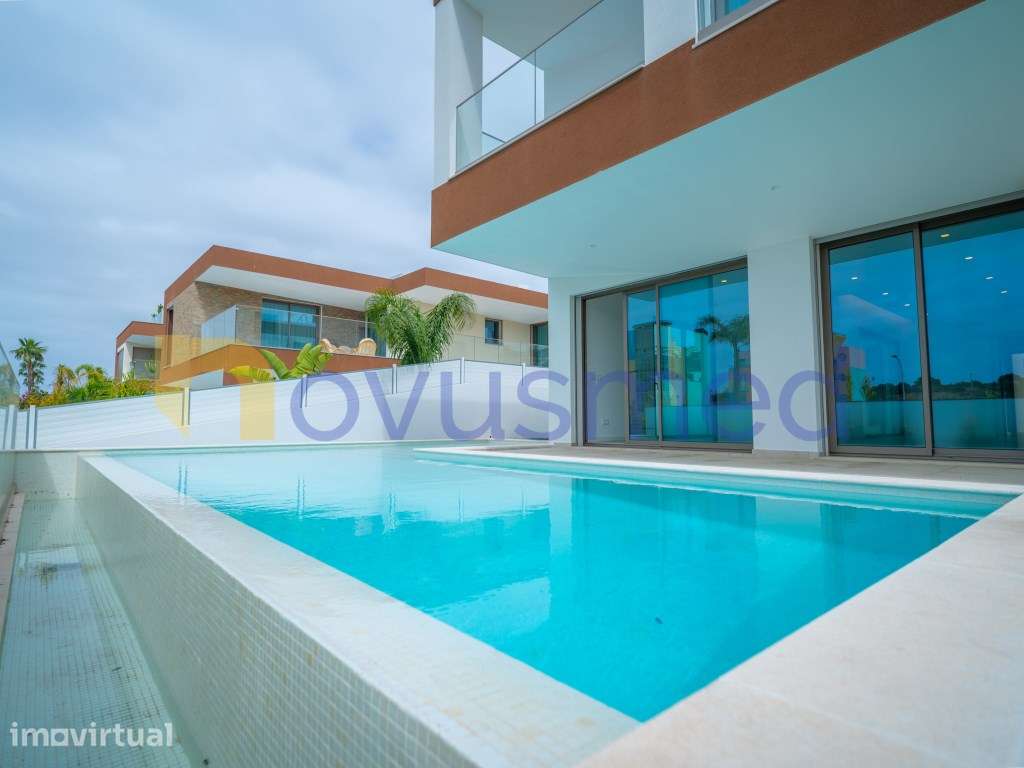Moradia T3 de luxo, piscina com borda infinita na Marina de Albufeira - Grande imagem: 2/41