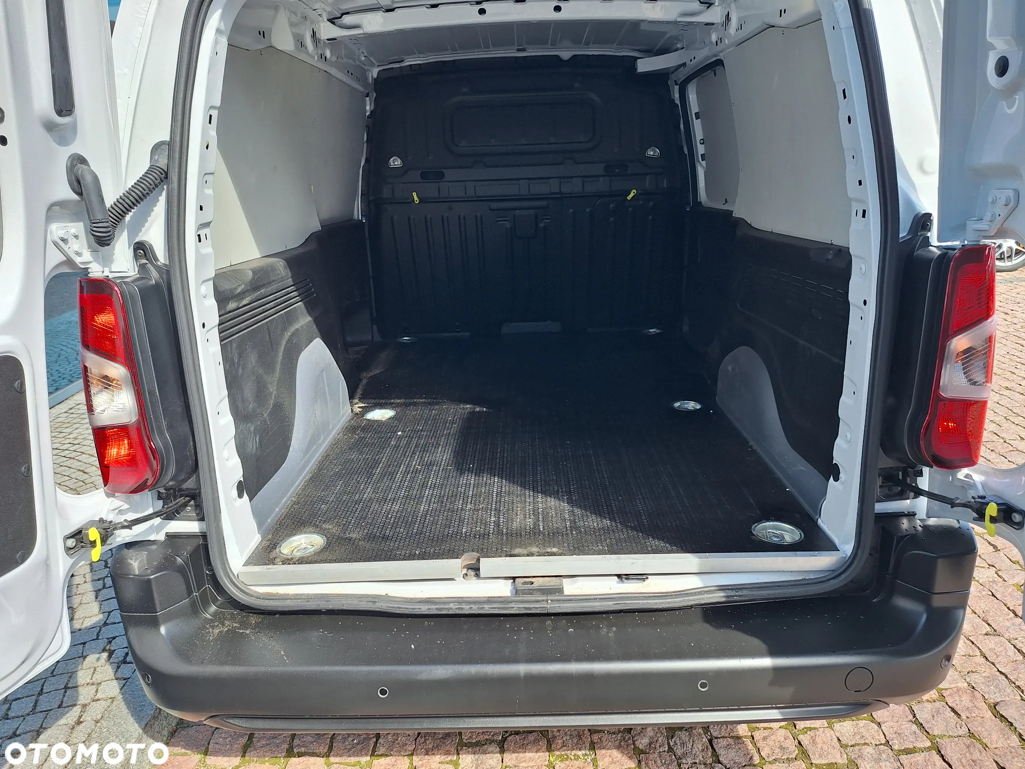 Peugeot Partner Furgon Long 950kg BlueHDi 100 KM S&S M6 - 12