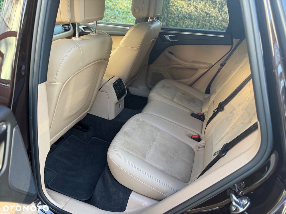 Porsche Macan - 24