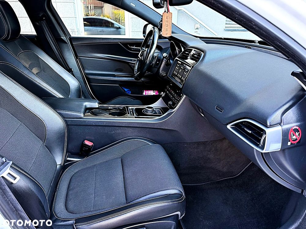 Jaguar XE 20d R-Sport - 21
