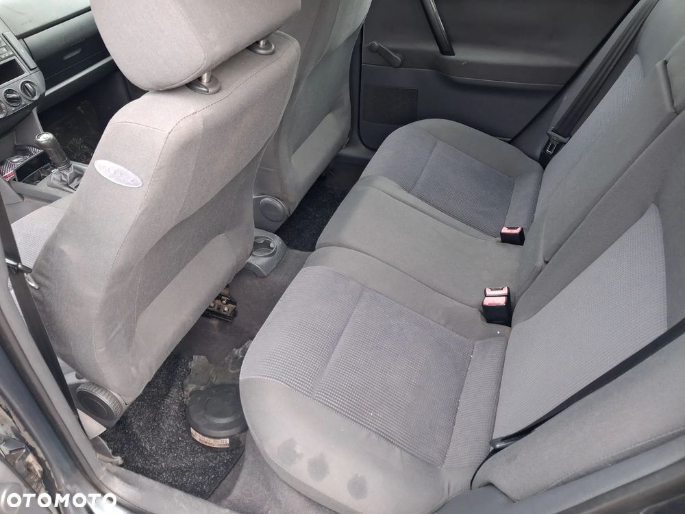 Volkswagen Polo IV 9N silnik 1.4 TDI AMF 75KM skrzynia biegów GGV / EWR drzwi maska błotnik klapa zderzak LC7V lampa szyba pompowtrysk alternator sprężarka turbina maglownica łapa alternatora pokrywa silnika głowica wtrysk pompa wysokiego ciśnienia vacum miska olejowa fotel belka sterownik moduł wiązka przewód rura chłodnica pas panel EGR sterownik zacisk mcperson sanki lewarek wybierak mechanizm silniczek obudowa miska olejowa kierownica przełącznik tłumik wydech pompka zamek przepustnica przepływomierz  CAŁY NA CZĘŚCI - 14
