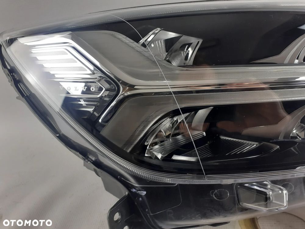 Lampa Volvo XC40 prawa Mid led 31655990 - 2