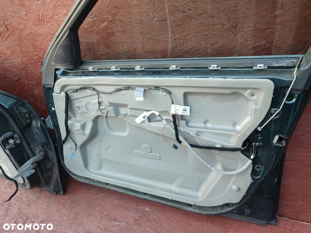 BMW E60 / E60 LCI / E61 / E61 LCI. ORYGINALNE KOMPLETNE DRZWI LEWE / PRAWE EUROPA. W KOL. TIEFGRUEN METALLIC. O NR: 7 202 339 / 7 181 003 / 7 111 375 / 7 202 340 / 7 111 376 / 7 181 004 OEM. W BARDZO DOBRYM STANIE. - 24