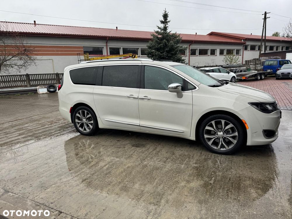 Chrysler Pacifica - 1