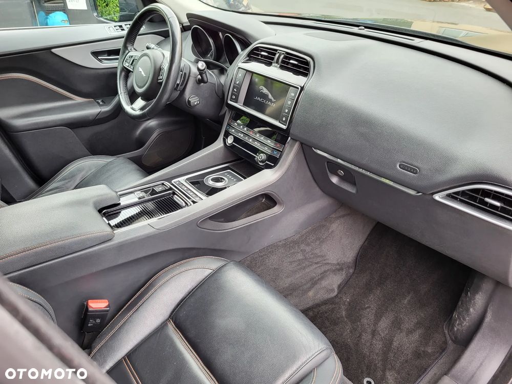 Jaguar F-Pace 2.0 i4D AWD Pure - 18