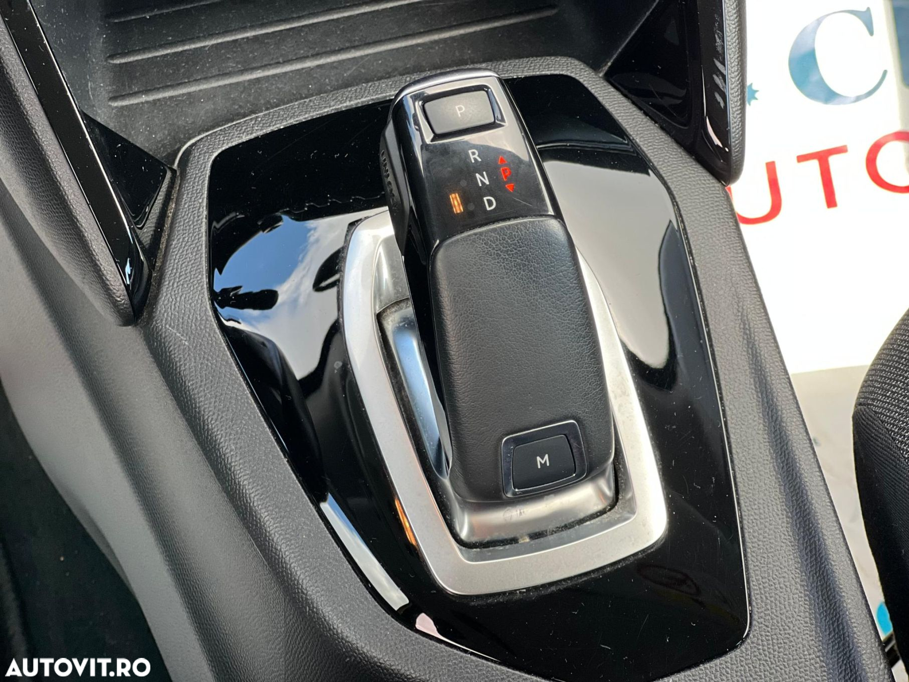Peugeot 2008 1.2 L PureTech STT EAT8 Allure - 12
