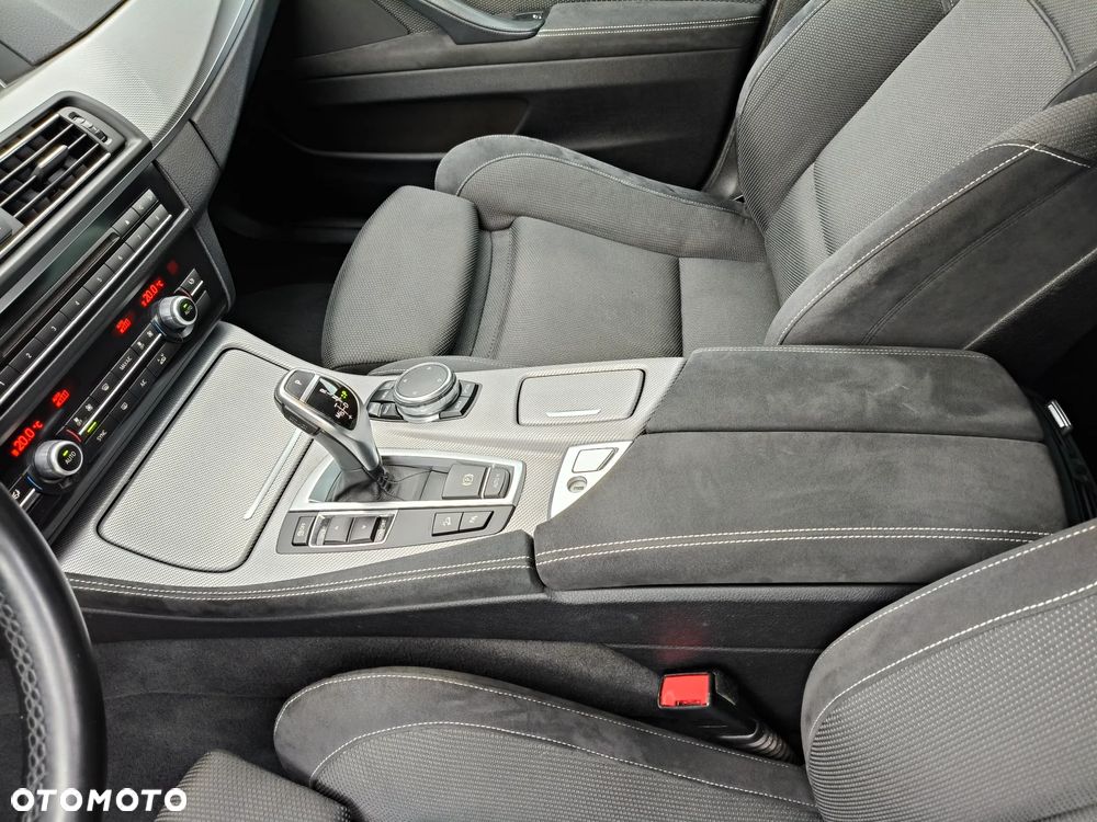 BMW Seria 5 525d xDrive - 27