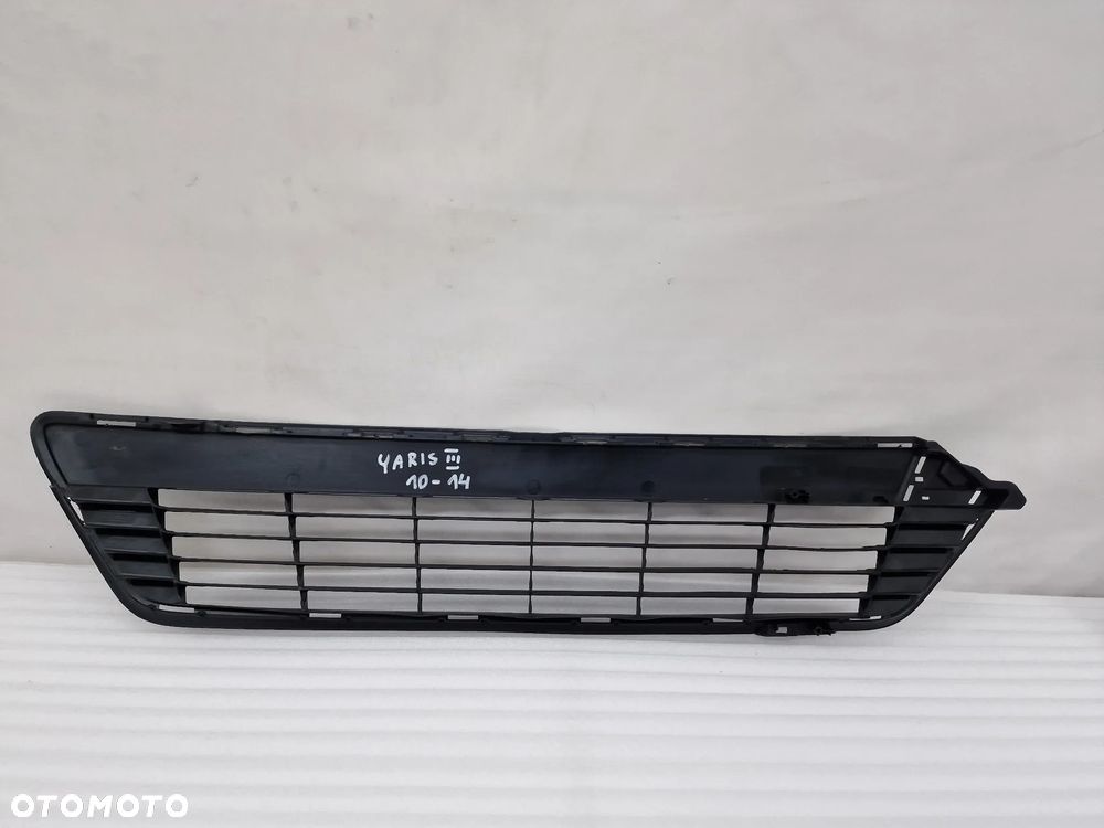 TOYOTA YARIS 3 III 11-14 KRATKA ŚRODKOWA ZDERZAKA PRZEDNIEGO , NR 53112-0D210 , NR AUKCJI K109 - 8