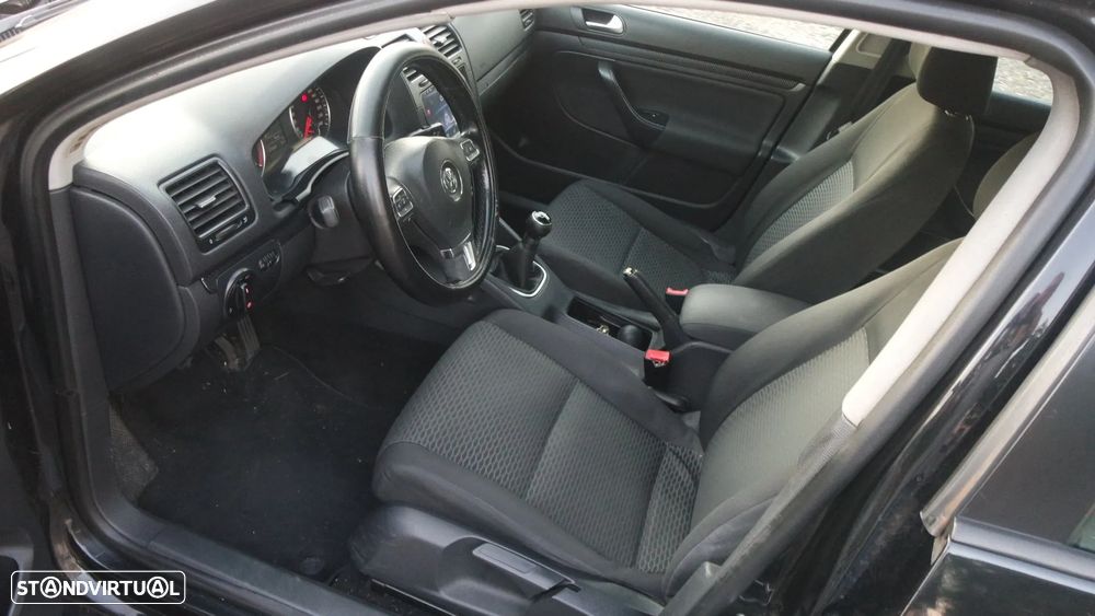 VW Jetta 1.6 TDi Confortline - 10