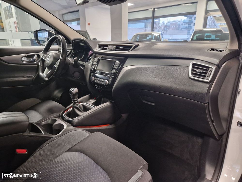 Nissan Qashqai 1.3 DIG-T N-Connecta J18 - 17