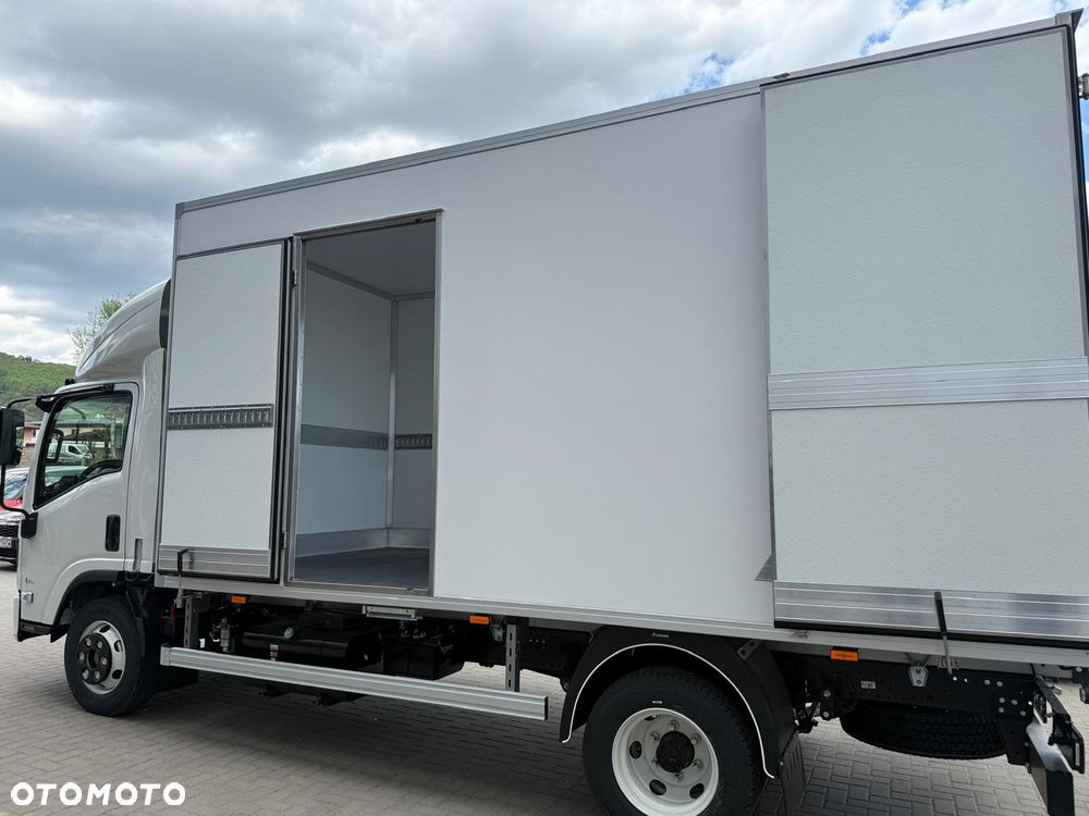 Isuzu M30 - 13