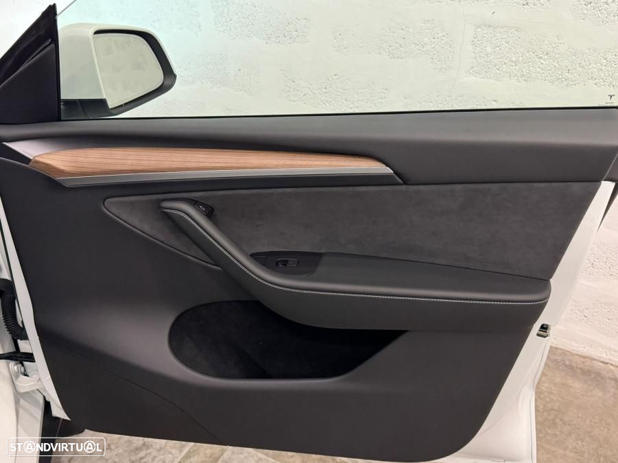 Tesla Model Y Long Range Dual Motor AWD - 40