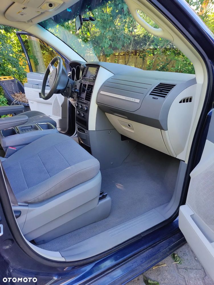 Dodge Grand Caravan - 8
