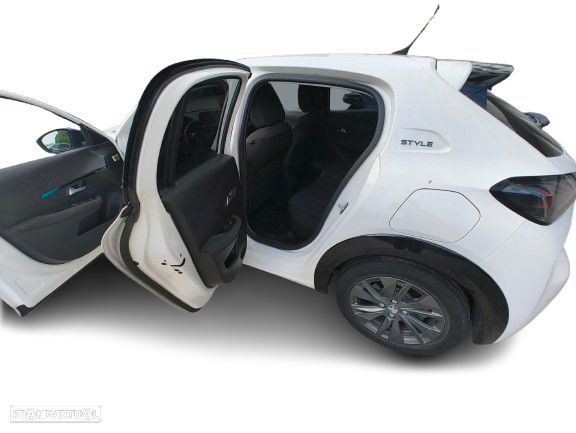 Peugeot e-208 Allure - 14