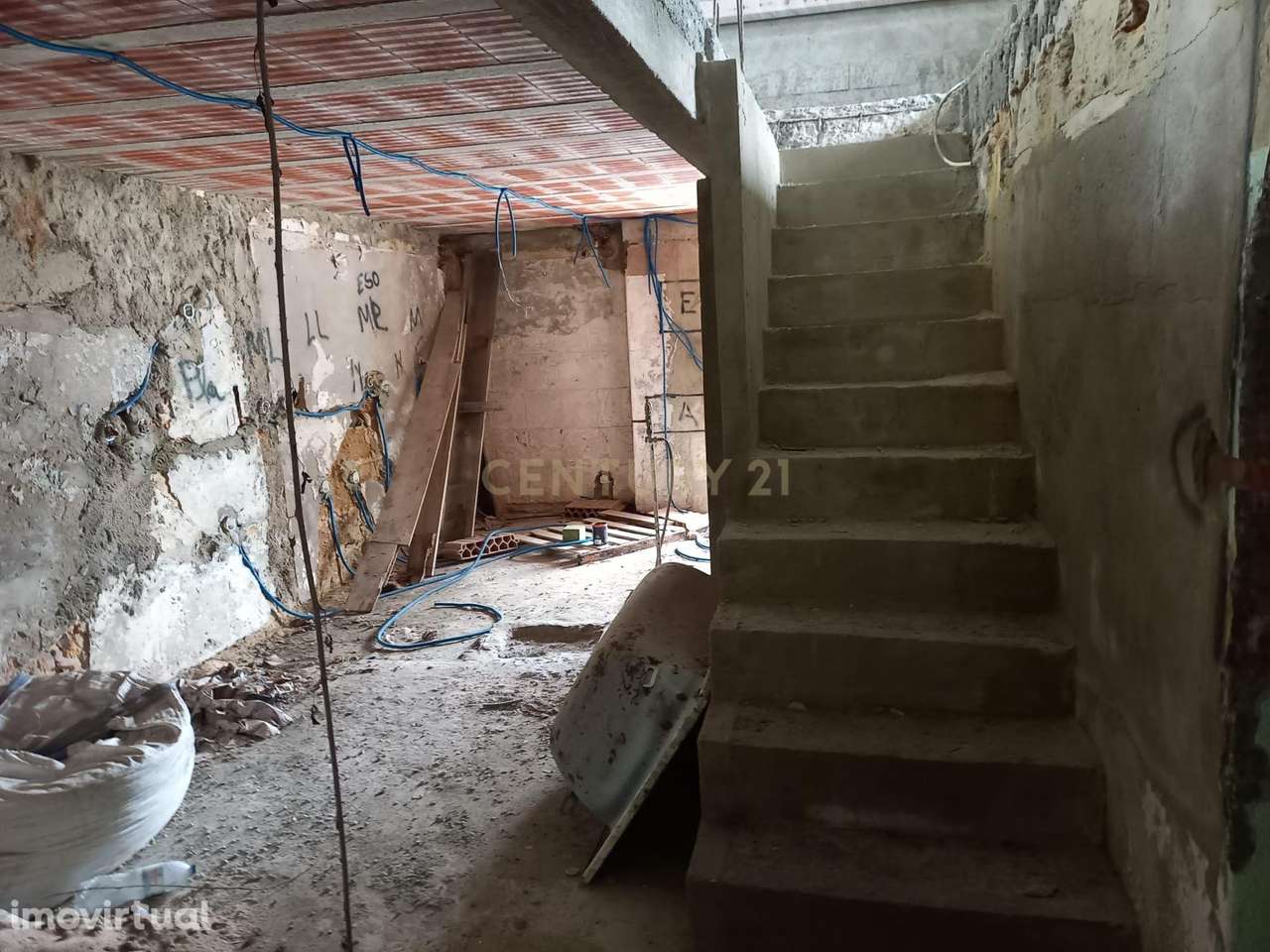 Lote com 3 moradias  - 2 moradias T1 e 1 moradia T2 para reconstrução - Grande imagem: 5/19