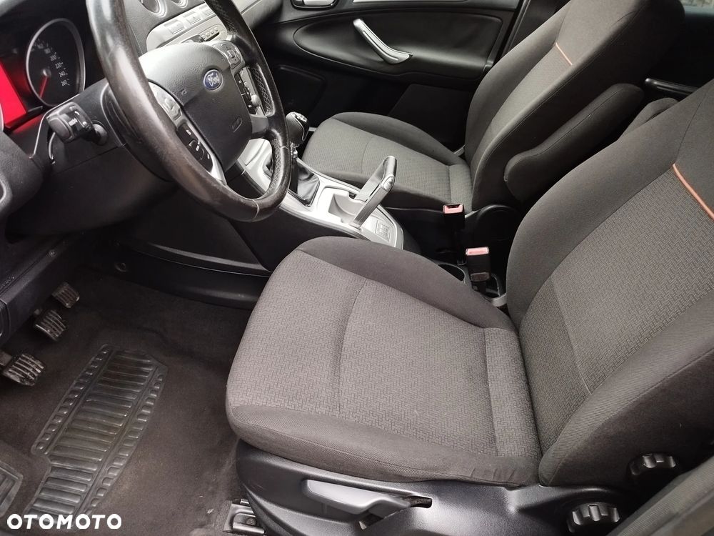 Ford Galaxy - 19