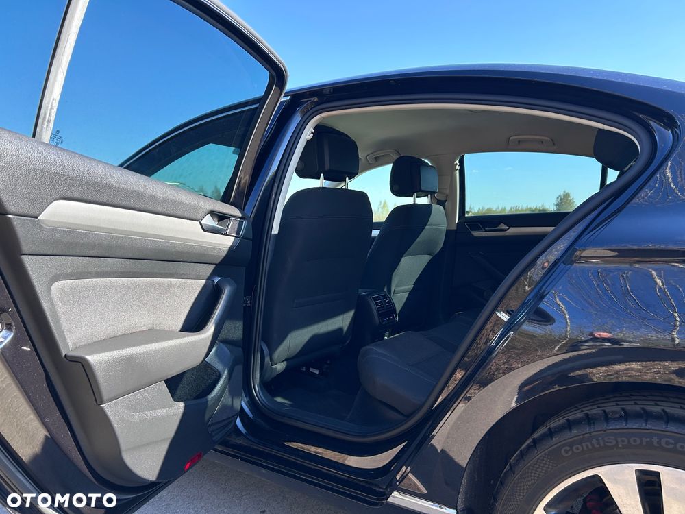 Volkswagen Passat - 11