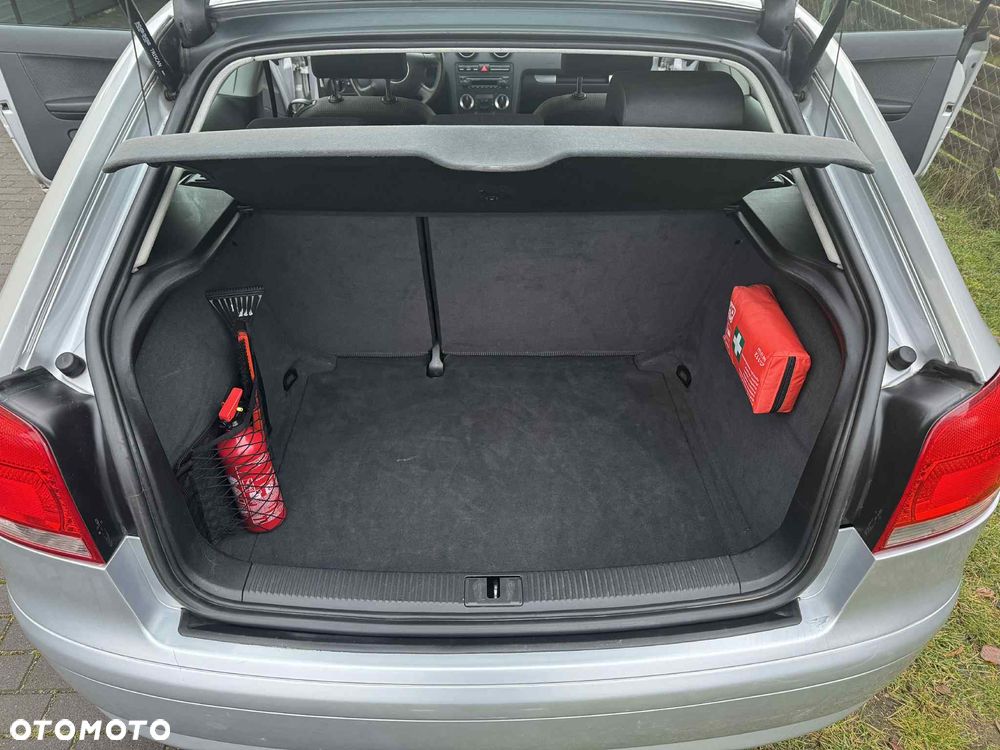 Audi A3 3-drzwiowe 1.6 Attraction - 12