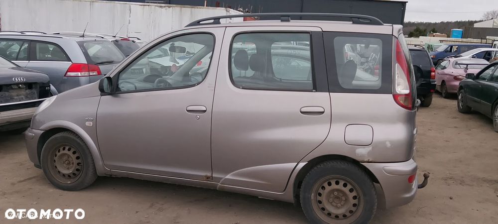 TOYOTA YARIS VERSO - 2