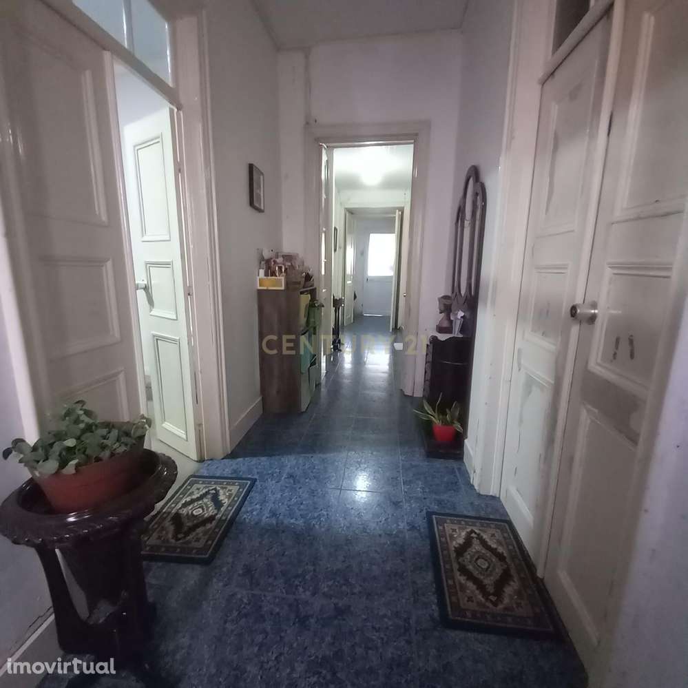 Oportunidade com Potencial – Moradia com Quintal e Estacionamento - Grande imagem: 3/12