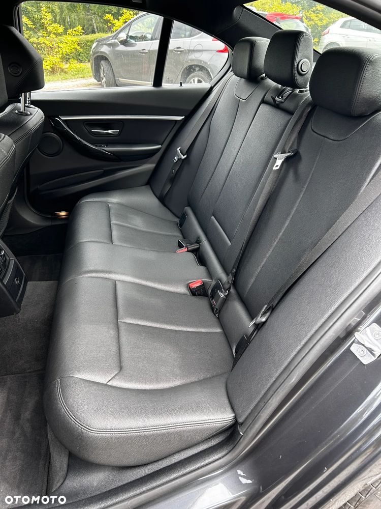 BMW Seria 3 330i xDrive Sport Line - 34