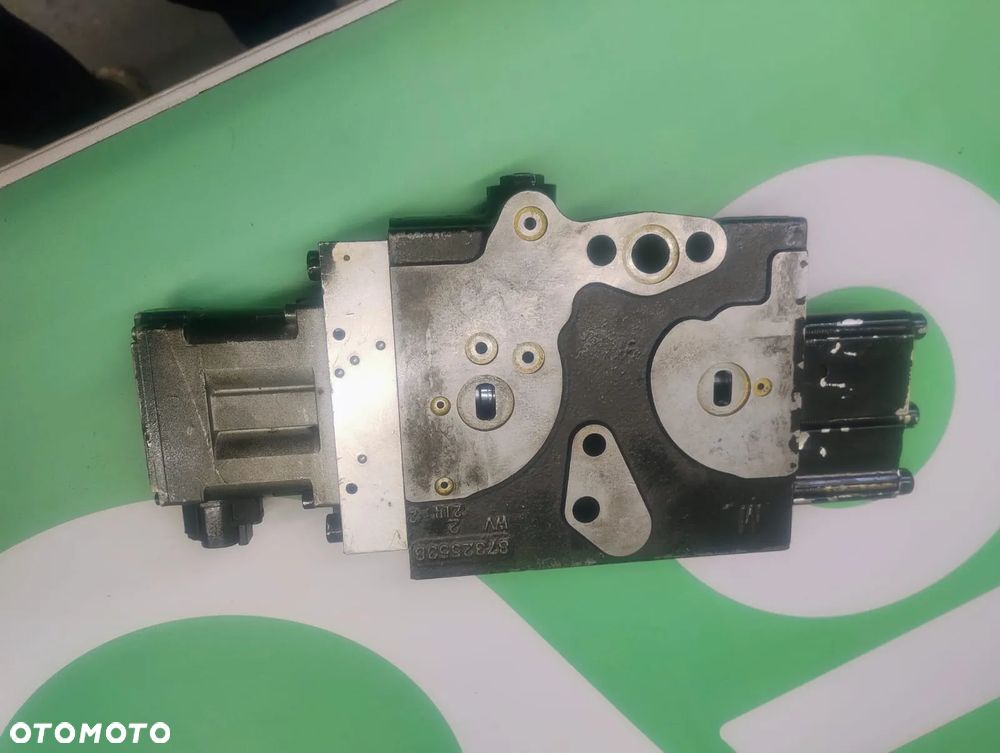 Sekcja rozdzielacza 87325538 87325955 Steyr 6195 - 2