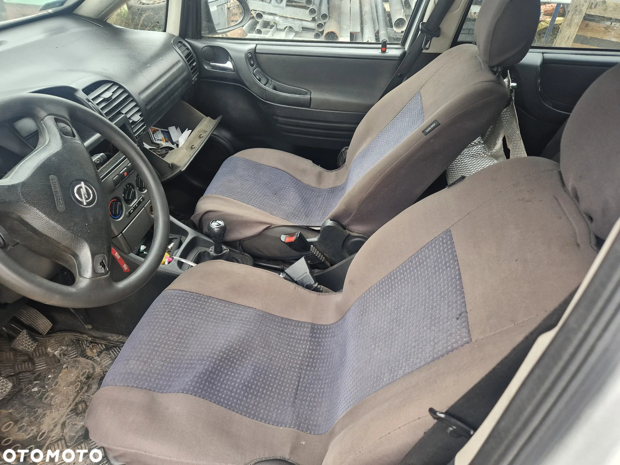 opel zafira A fotel fotele kanapa deska kokpit podsufitka boczek boczki klamka podłokietnik licznik prędkościomierz panel - 4