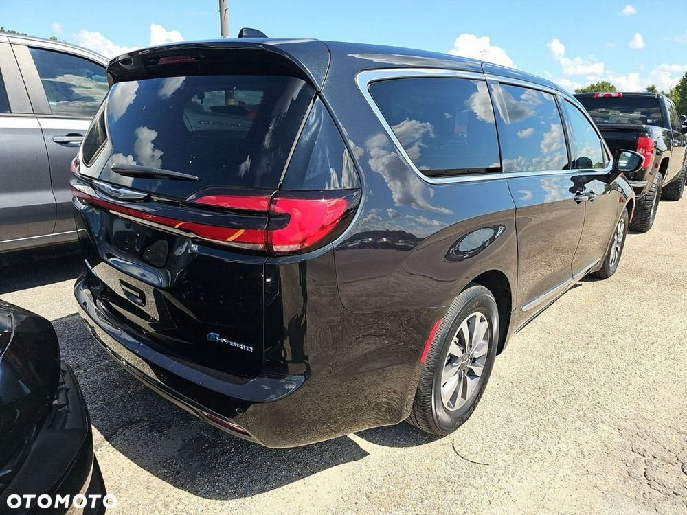Chrysler Pacifica - 4