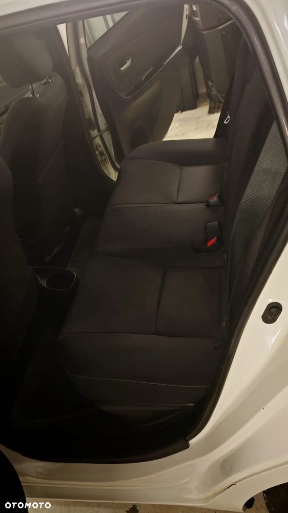 Toyota Yaris Hybrid 100 Selection Platinum - 11