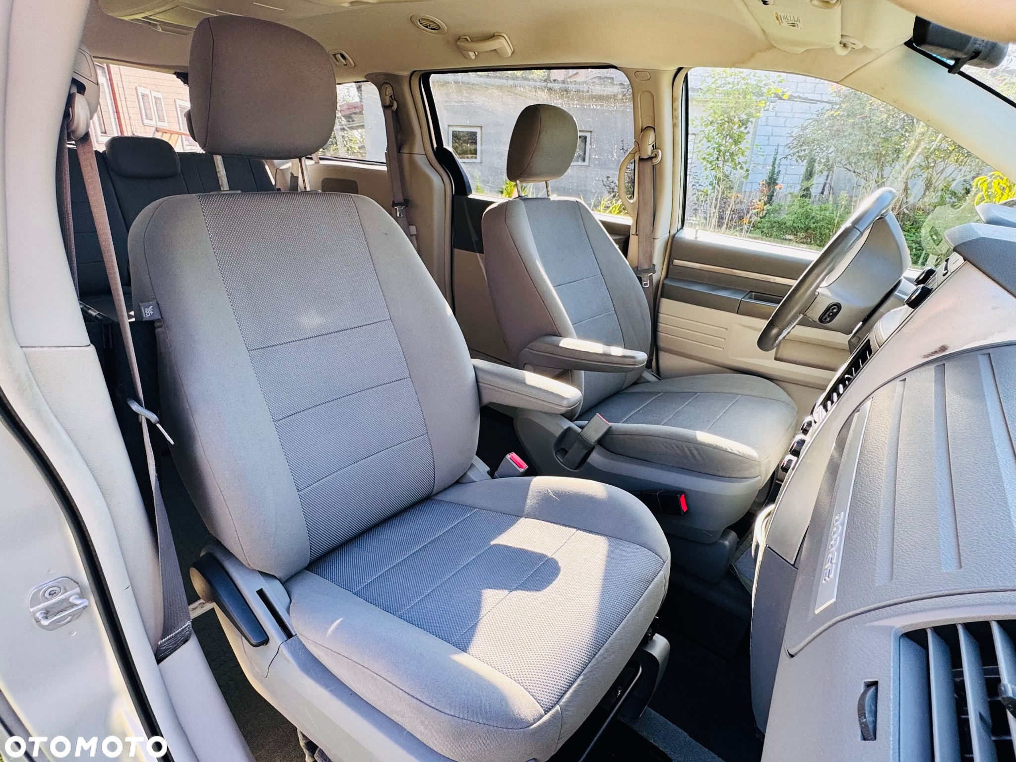 Dodge Caravan - 16