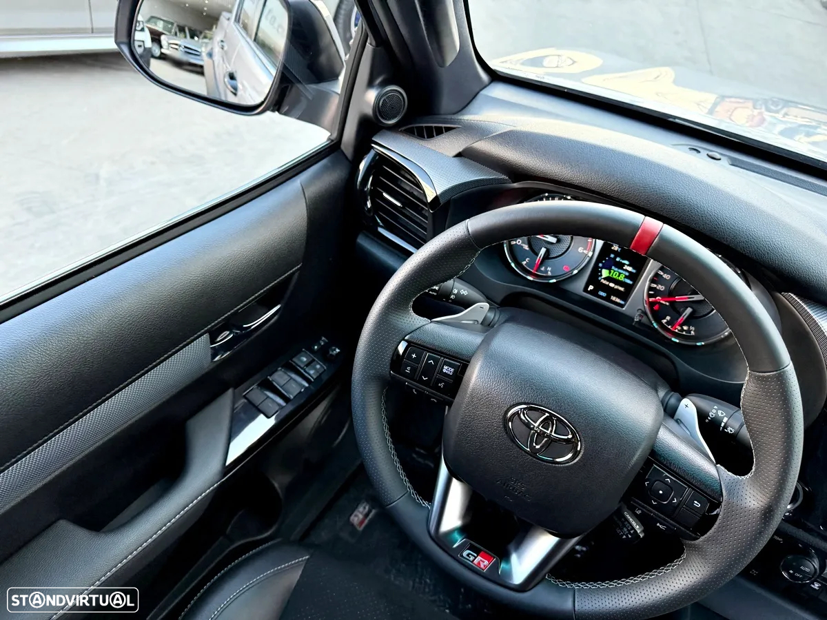 Toyota Hilux 2.8 D-4D 4WD GR Sport - 16