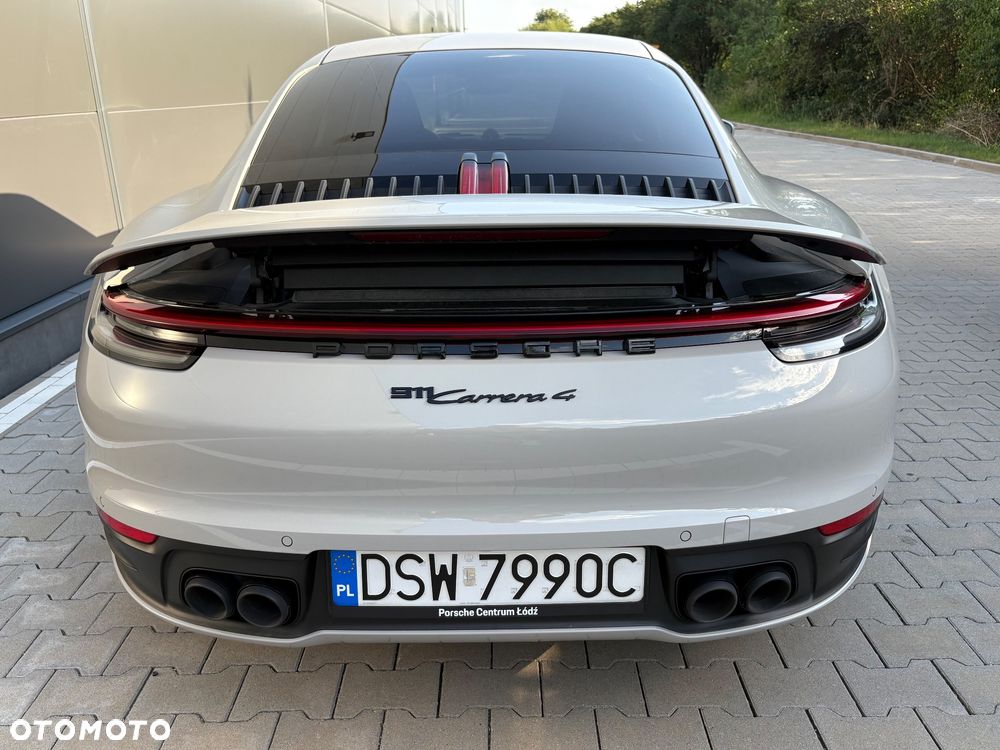 Porsche 911 Carrera 4 - 10
