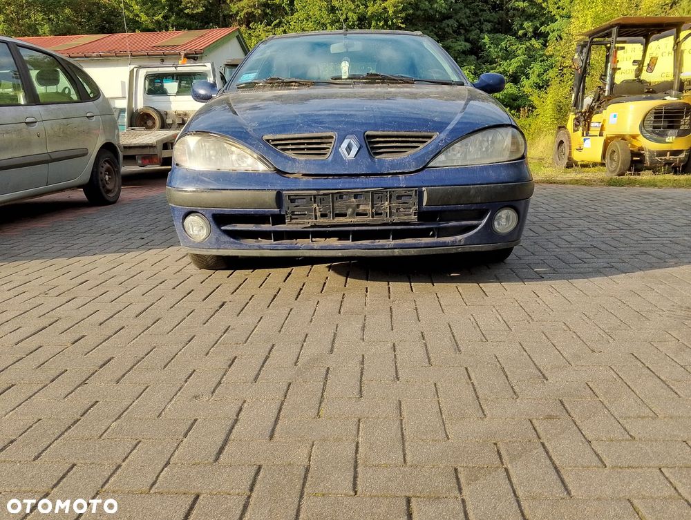 Renault Megane I FL (99-02.) 1.6 B 107KM. Silnik K4M700 Skrzynia JB3953  lakier OV460 - BLUE KING BC.Cały na części. GWARANCJA !!!  Przód Tył Zestaw Komplet Drzwi Klapa Zderzak Błotnik Maska Grill Atrapa Szyba Pas Lampa Lusterko Boczki Fotel Kanapa Kokpit Deska Rozdzielcza Przełącznik Włącznik Sterownik Przewody Wiązka Instalacja Moduł Komputer Czujnik Listwa Pompa Alternator Wtryski Głowica Rozrusznik Kompresor Sprzęgło Dwumas Silnik Skrzynia ABS Klimatyzacji Paliwa Wspomagania Kolektor Turbina Przepustnica Zawór Chłodnica Koło Hak Belka Sanki Zawieszenie Mcpherson Półoś Amortyzator Wydech Tłumik Zacisk Most - 2