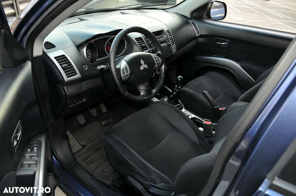 Mitsubishi Outlander - 12
