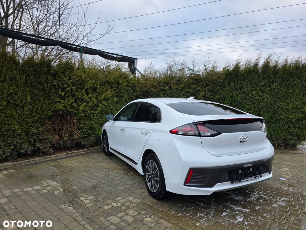 Hyundai IONIQ - 7