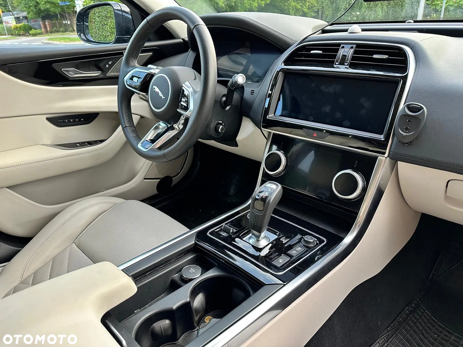 Jaguar XE 2.0 P250 R-Dynamic HSE - 15