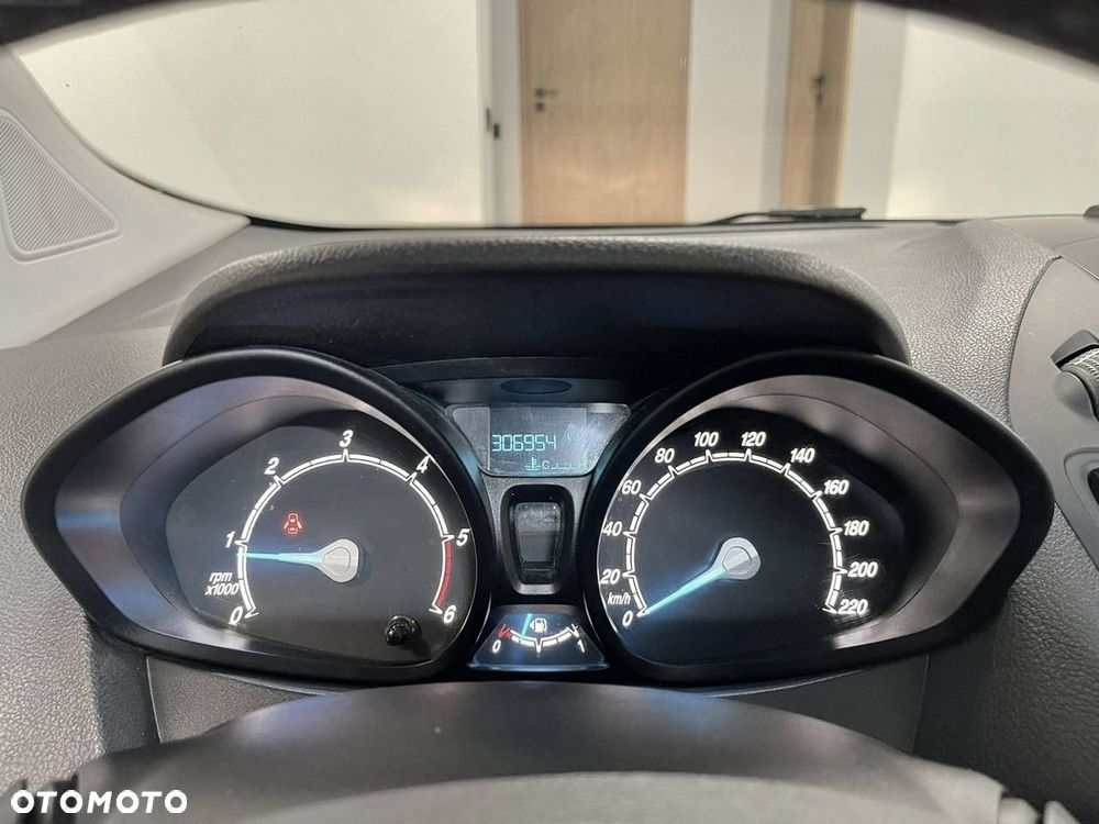 Ford Transit Courier - 17