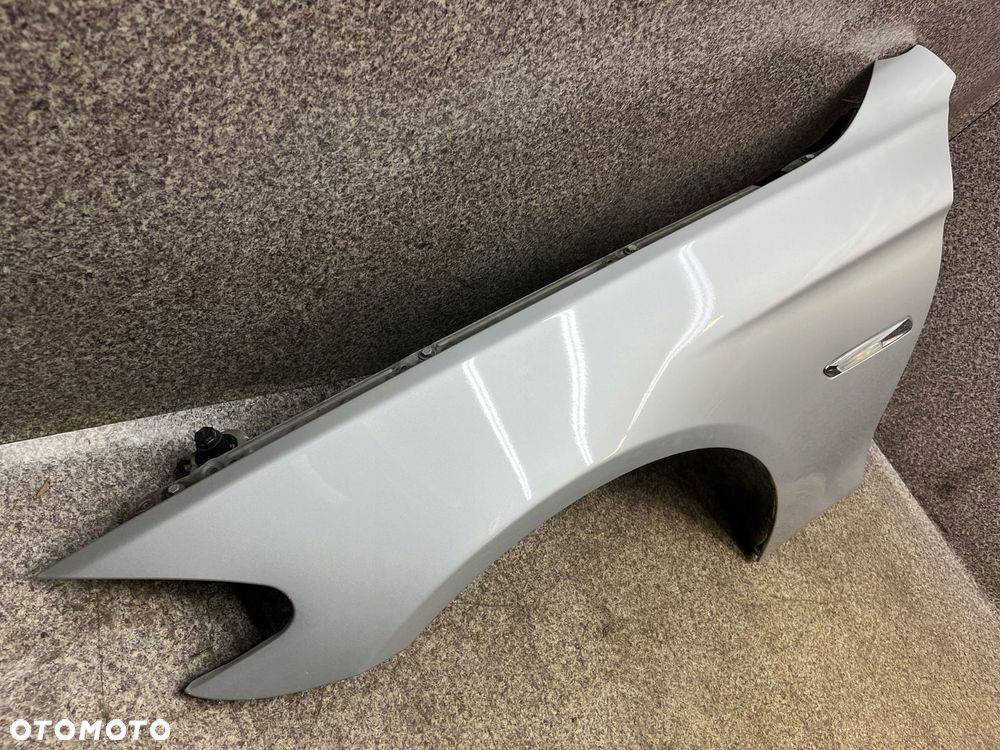 Blotnik lewy przod przedni kierunkowskaz BMW F11 F10 354 srebrny LADNY - 2