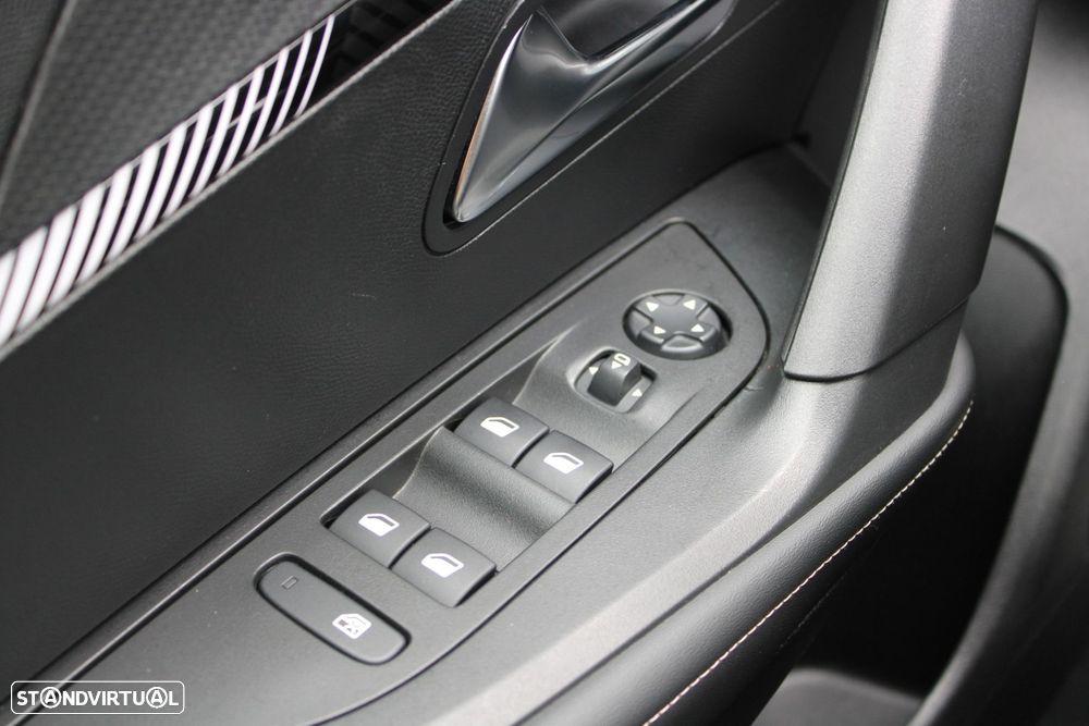Peugeot 2008 1.2 PureTech Allure Pack - 28
