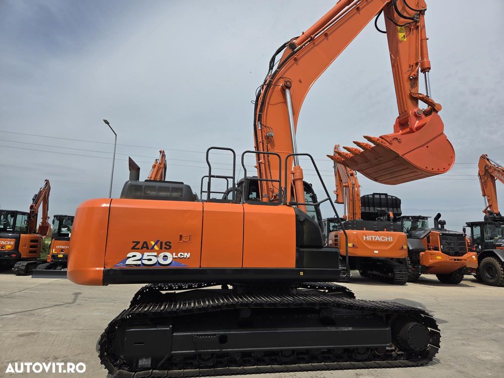 Hitachi ZX250, 6.535h, cupa NOUA 1,55mc, Masa 27,2tone, 2018, INGUST latime 2,99m, adancime sapare 7m, consum mediu 12,6l/h, lant 80% ok doar 620h deplasare, camera spate si laterale, inst picon, inst rotire, Isuzu 173CP, posibil leaasing-PROMOTIE 89.900 EUR - 4