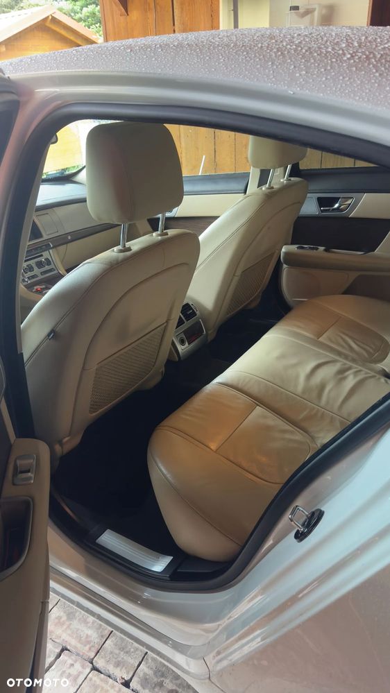 Jaguar XF 2.0 T Premium Luxury - 11