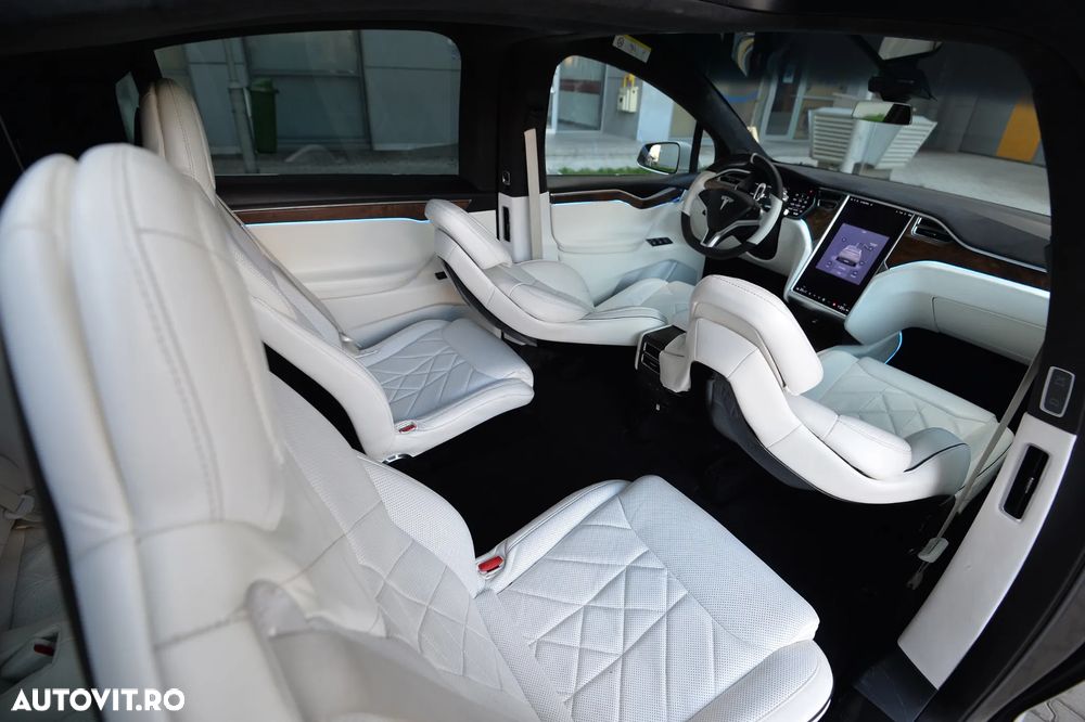 Tesla Model X - 26