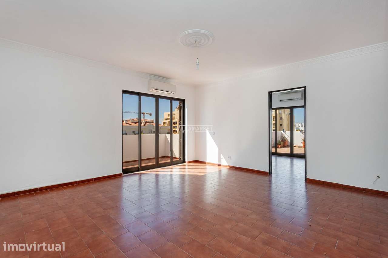 Apartamento T2 Totalmente Remodelado com terraço com 40m2 e parqeament - Grande imagem: 3/27