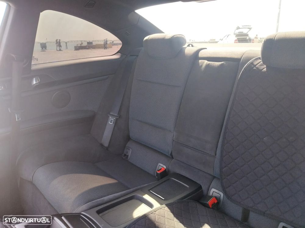 BMW 320 2011 photo 2