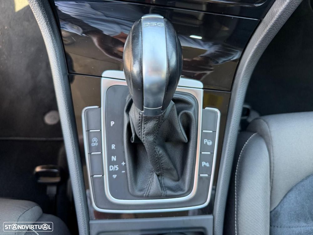 VW Golf 1.6 TDi Highline DSG - 24