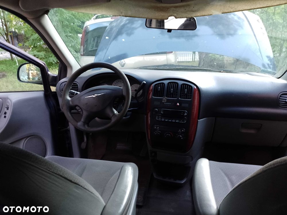 Chrysler Town & Country - 4
