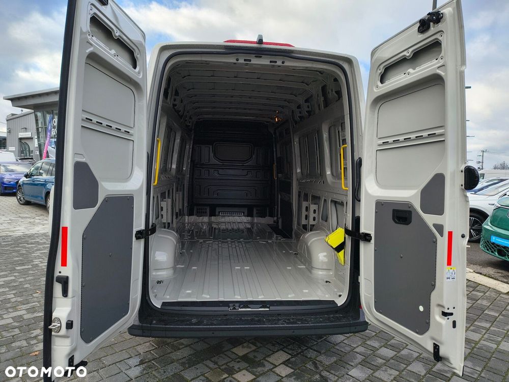 Volkswagen Crafter 35 2.0 TDI L4H3 4490 177 KM - 9