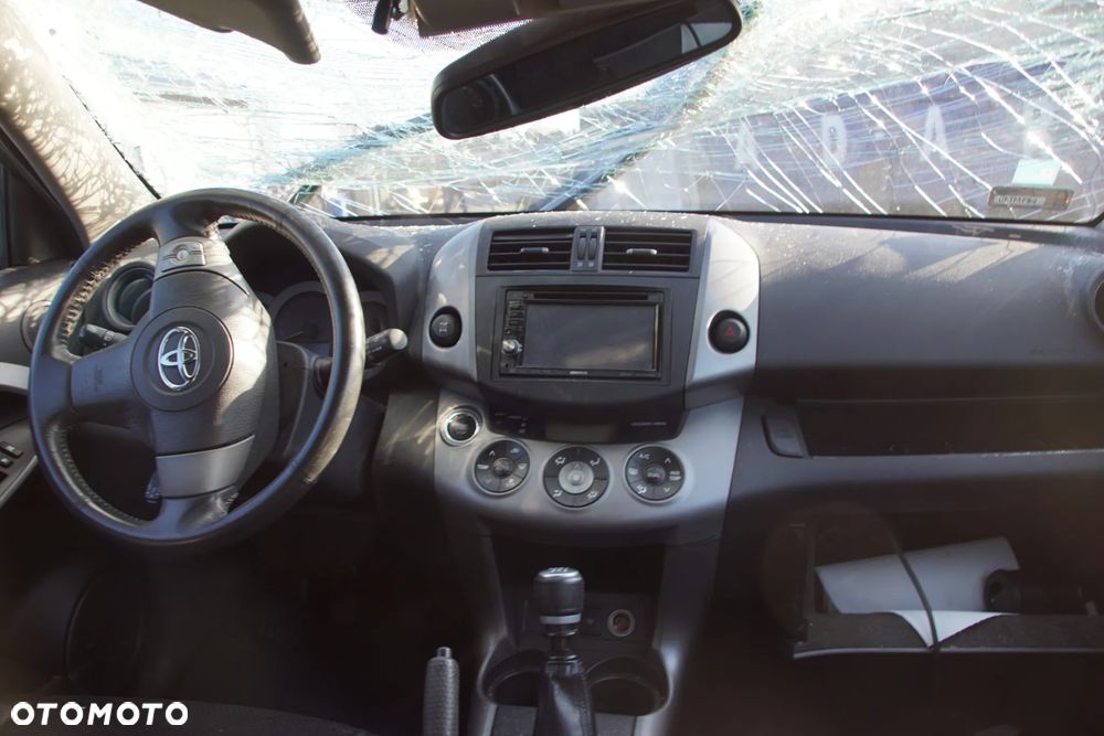 Auto na części - Toyota RAV4 III 2.2 D-4D 136 KM 2AD-FTV EA62 202 2008R Silnik Skrzynia Drzwi Błotnik Klapa Zderzak Lampa Lusterko Klamka Szyba Deska Kokpit Sterownik Moduł Czujnik Licznik Wyświetlacz Panel Kierownica - 17